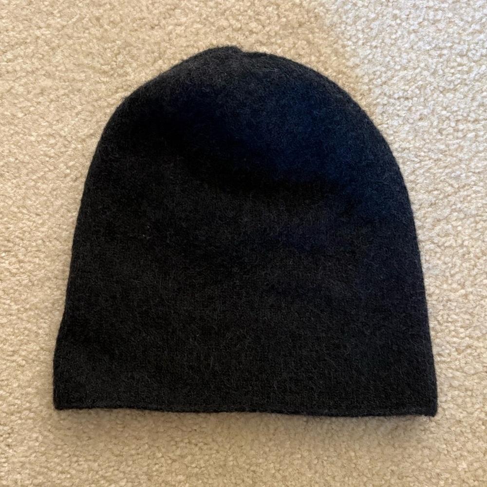 Zara Women’s Classic Beanie. Size Medium.